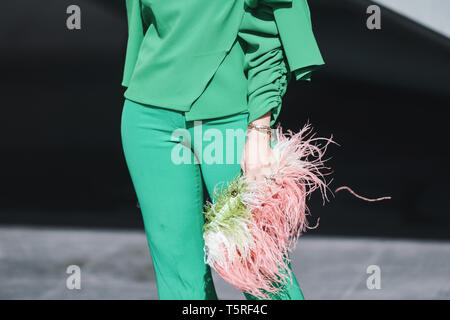 Parigi, Francia - Marzo 04, 2019: Street style abito - prima di una sfilata di moda durante la settimana della moda di Parigi - PFWFW19 Foto Stock