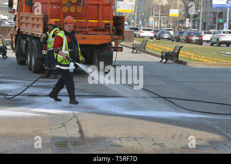 Aprile 20, 2019: Mosca, Russia - Lavoratori lavare la zona pedonale con detergenti per la pulizia ad alta pressione Foto Stock