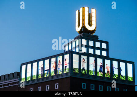 Video installazione opere di Adolf Winkelmann sulla sommità del Dortmund U-tower, un edificio della ex Unione Brauerei Brewery, futuro delle arti e il centro di cultura. Dortmund, Germania Foto Stock