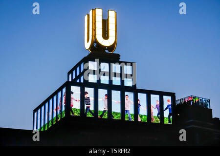 Video installazione opere di Adolf Winkelmann sulla sommità del Dortmund U-tower, un edificio della ex Unione Brauerei Brewery, futuro delle arti e il centro di cultura. Dortmund, Germania Foto Stock