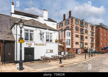 Exeter Quay si trova accanto al fiume Exe e Exeter Ship Canal. Dopo che le ferrovie hanno raggiunto Exeter nel 1840 l'utilizzazione dei corsi d'acqua ha iniziato a dec Foto Stock