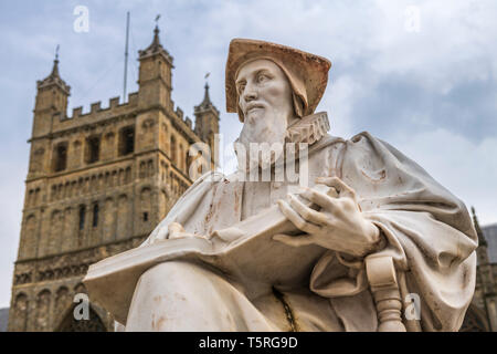 La statua di Richard Hooker, che era un inglese un sacerdote nella chiesa di Inghilterra e influente teologo del sedicesimo secolo, sorge su Ex Foto Stock