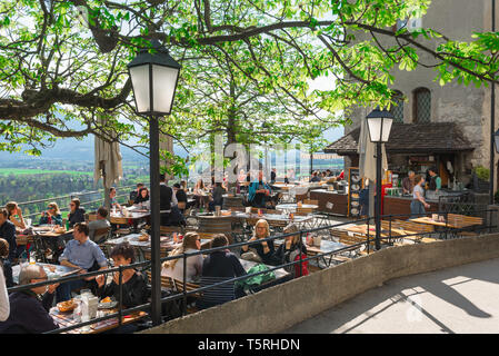 Austria Estate, vista di persone in estate seduti sulla terrazza di un caffè a Salisburgo il castello di Hohensalzburg Festung), Austria. Foto Stock