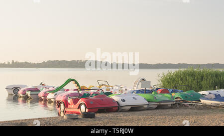 Barche a pedali sulla marina. Foto Stock