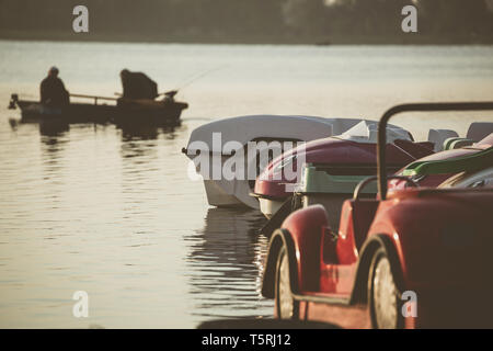 Barche a pedali sulla marina. Foto Stock