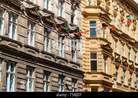 Weathered , vecchia facciata di edificio prima e dopo la ristrutturazione, Berlino Foto Stock
