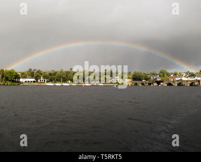 Immagine di un arcobaleno stretching nel villaggio di Ballina sulle rive del Lough Derg,l'Irlanda. Foto Stock