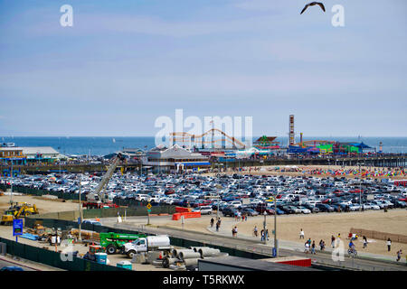 LOS ANGELES, Stati Uniti d'America - 21 Maggio 2018: vista superiore della spiaggia di Santa Monica. Parcheggio e intrattenimento pier Foto Stock