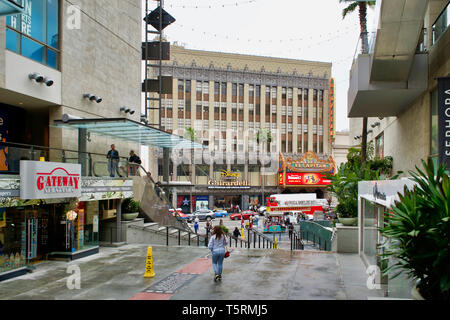 LOS ANGELES, Stati Uniti d'America - 21 Maggio 2018: Disney e Ghirardelli segni in Hollywood Boulevard Foto Stock