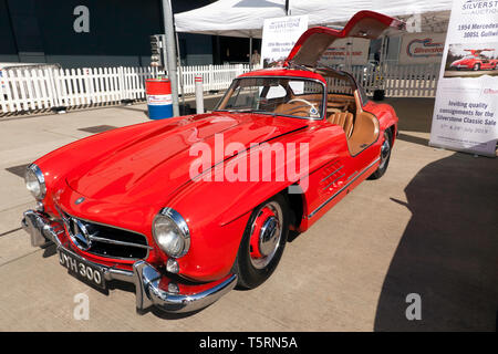 Tre quarti di vista frontale di un bel rosso 1954 Mercedes-Benz 300SL Gullwing che sarà in vendita nel 2029 Silverstone classico auto asta Foto Stock