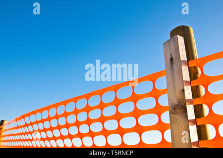 Sito in costruzione con sicurezza griglia arancione contro un cielo blu Foto Stock