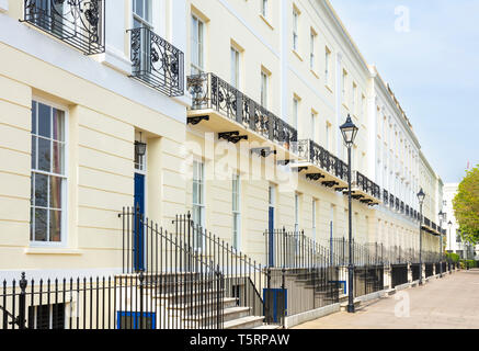 Porte blu e ornati in ferro battuto balconi sul tetto a terrazza di un casa georgiana Imperial Square Cheltenham Spa Gloucestershire Inghilterra GB UK Europa Foto Stock