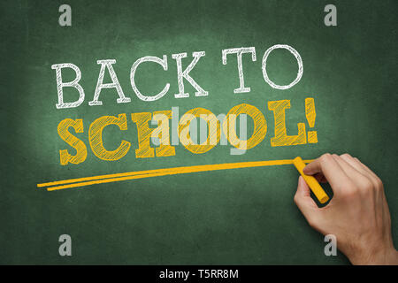 Si torna a scuola! - Scrittura su green school board Foto Stock