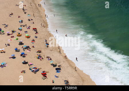 Vista aerea di persone a prendere il sole sulla spiaggia dell'oceano a caldo giorno d'estate Foto Stock