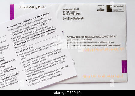 Il voto postale pack e scheda di polling per le elezioni locali del 2019 nel Regno Unito Foto Stock