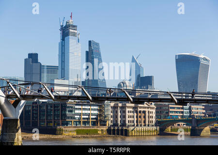 Vista guardando attraverso il fiume Tamigi e il Millennium Bridge per il North Bank di Londra, Inghilterra, Regno Unito Foto Stock