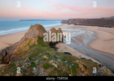 Three Cliffs Bay a sunrise ad alta marea, Penisola di Gower, Swansea, West Glamorgan, Wales, Regno Unito, Europa Foto Stock