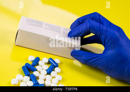 Medicine e pillole su sfondo giallo Foto Stock