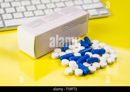 Primo piano dei farmaci e pillole su sfondo giallo Foto Stock