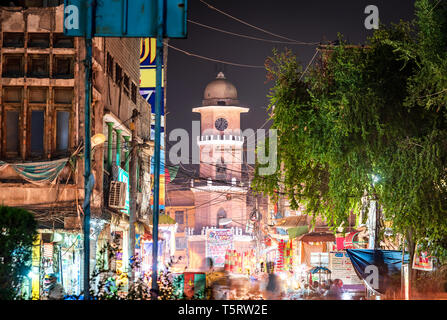 Il Cunningham torre dell orologio (ghanta ghar) è all'inizio se Heritage Trail e Food Street nella città di Peshawar, Pakistan. Foto Stock