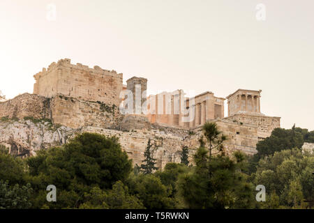 Atene, Grecia. I Propilei - il monumentale portale che serve da ingresso per l'Acropoli di Atene Foto Stock