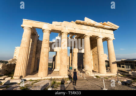 Atene, Grecia. I Propilei - il monumentale portale che serve da ingresso per l'Acropoli di Atene Foto Stock
