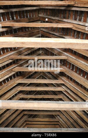 Una piccola porta di accesso per il tetto esterno della Cattedrale di Wells Foto Stock