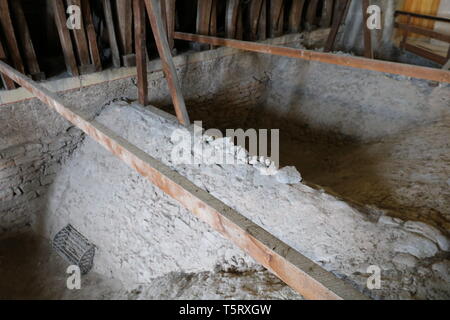 Sulla parte superiore della cattedrale principale interna del tetto con soffitto a volta che mostra i fori di scarico per permettere all'acqua di defluire in scarico di spazio del tettuccio Foto Stock