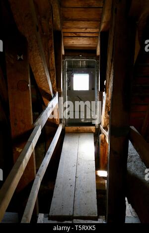 Una piccola porta di accesso per il tetto esterno della Cattedrale di Wells Foto Stock