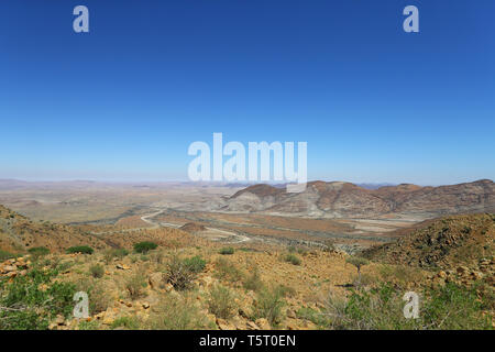 Una vista dal Passo Spreetshoogte nella Namibia centrale, che collega il deserto del Namib con l'Highland di Khomas attraversando la Grande scarpata. Foto Stock