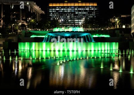 Arthur J. sarà fontana commemorativa con brillanti acque verdi di notte in Grand Park, Los Angeles, California Foto Stock