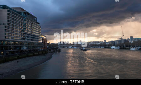 Tramonto primaverile presso il fiume nel centro di Londra. Credo sky dargli un aspetto drammatico Foto Stock