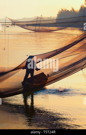 Sollevamento stazionario la pesca con rete da trappola a spiaggia di Cua Dai, Hoi An, Vietnam Foto Stock