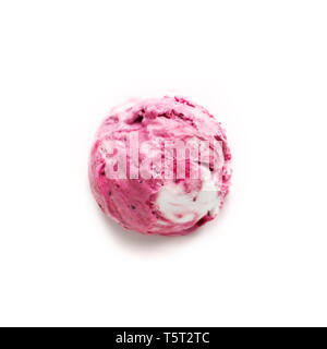 Mirtillo Gelato isolati su sfondo bianco, vista dall'alto, copia dello spazio. Scoop di bacche di rosa mirtillo di gelato. Foto Stock