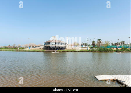 Israele, Tel Aviv-Yafo - 13 Aprile 2019: Daniel centro di canottaggio, chiamato dopo Daniel Amichai Marcus, progettato dagli architetti Plesener Foto Stock