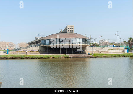 Israele, Tel Aviv-Yafo - 13 Aprile 2019: Daniel centro di canottaggio, chiamato dopo Daniel Amichai Marcus, progettato dagli architetti Plesener Foto Stock