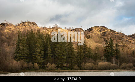 Bellissima alba immagine orizzontale di Yew Tree Tarn nel Lake District Foto Stock