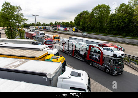 Area di sosta, Raststätte Siegburg, sull'autostrada A3, Germania, northbound, overfull non abbastanza Parcheggio per camion, nel tardo pomeriggio la zona di riposo Foto Stock