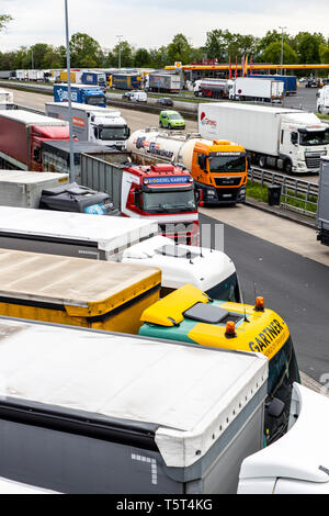 Area di sosta, Raststätte Siegburg, sull'autostrada A3, Germania, northbound, overfull non abbastanza Parcheggio per camion, nel tardo pomeriggio la zona di riposo Foto Stock