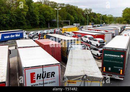 Area di sosta, Raststätte Siegburg, sull'autostrada A3, Germania, northbound, overfull non abbastanza Parcheggio per camion, nel tardo pomeriggio la zona di riposo Foto Stock