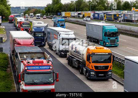 Area di sosta, Raststätte Siegburg, sull'autostrada A3, Germania, northbound, overfull non abbastanza Parcheggio per camion, nel tardo pomeriggio la zona di riposo Foto Stock