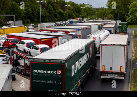 Area di sosta, Raststätte Siegburg, sull'autostrada A3, Germania, northbound, overfull non abbastanza Parcheggio per camion, nel tardo pomeriggio la zona di riposo Foto Stock