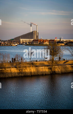 Vista di Amager Bakke, una centrale di produzione combinata di calore e di rifiuti di potenza con energia di impianto, Copenhagen, Danimarca Foto Stock