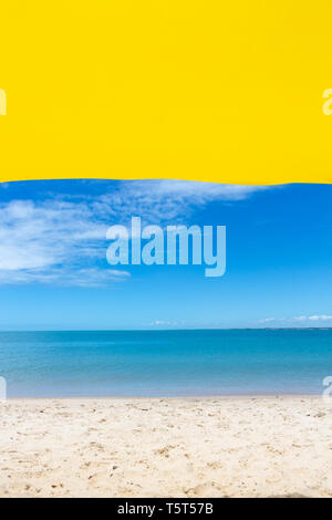 Bellissima spiaggia vista dall'interno della tenda gialla sulla soleggiata giornata estiva. Mare e cielo blu in background. Concetto di vacanze, la pace e il relax.Bahia Foto Stock