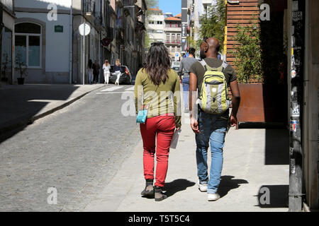 I giovani alla moda giovane vista posteriore camminare vicino a Selina Ostello sulla Rua Das Oliveiras nella città portoghese di Porto Oporto portogallo Europa KATHY DEWITT Foto Stock