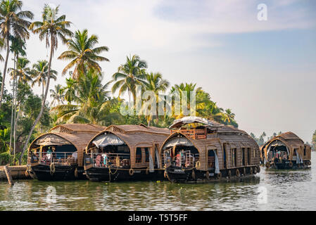 Vista orizzontale della tradizionale riceboats ormeggiata in Kerala, India. Foto Stock