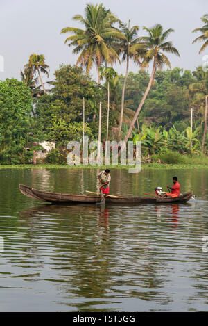 Ritratto verticale di uomini la pesca in Alleppy, India Foto Stock