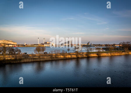 Vista di Amager Bakke, una centrale di produzione combinata di calore e di rifiuti di potenza con energia di impianto, Copenhagen, Danimarca Foto Stock