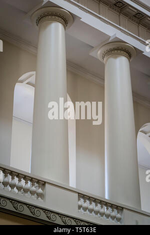 Colonne bianche in una chiesa Foto Stock