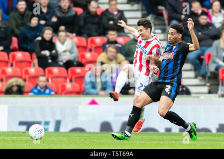 Il 13 aprile 2019 , Bet 365 Stadium, Stoke-on-Trent, Inghilterra; Sky scommessa campionato, Stoke City vs Rotherham Regno ; Bojan Krkic (27) di Stoke City e Zak Vyner (2) di Rotherham Regno contestare il credito a sfera: Richard Long/News immagini English Football League immagini sono soggette a licenza DataCo Foto Stock